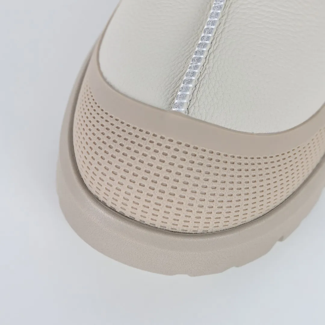 Pick up locally 💰620 Core recommendation Good price Cashmere insoles are a very suitable choice for keeping warm in winter and at home. In the new year, uug launched a series of styles, which are partial to the preferences of young consumers and have also moved to the forefront of fashion trends. Shoe body material Water-repellent coated suede upper 17mm UGGPURE™ implanted wool insole Lightweight non-slip comfortable rubber outsole With brand LOGO Trademark Comes with a full set of packaging Size: 35 36 37 38 39 40 41 42 43 44